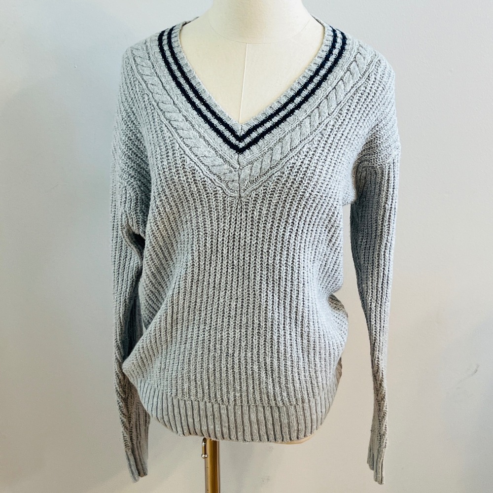 American Eagle Womens V-Neck Cable Knit Varsity Sweater Grey Navy 0341-9578 XS